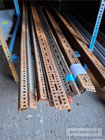 Sprzęt infrastruktury - pakiet zawierający 12 poz. asort. (wg oddzielnego wykazu), w tym m.in.: biurka, gabloty wolnostojące, kątowniki perforowane, krzesła, regały biblioteczne itp. 